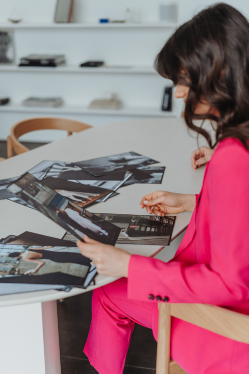 Worauf bei Businessportraits geachtet werden sollte und wie die eigene Persönlichkeit dabei verkörpert werden kann, erklärt Elena Peters in ihrem Beitrag. 

fal.cn/3z137