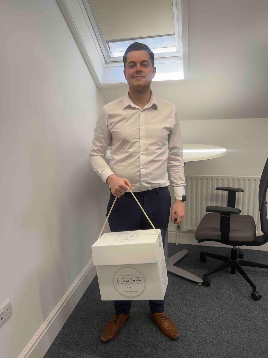 ExpertsBse's tweet photo. Happy 3 year anniversary to Kristian, our RDEC and Key Account Manager 🎉👏
Thank you for being a fabulous part of the team and for everything you have done for the business!
We hope you enjoy your well-deserved present🥂🍾
#team #anniversary #rdec https://t.co/Q0sRZYHBbK