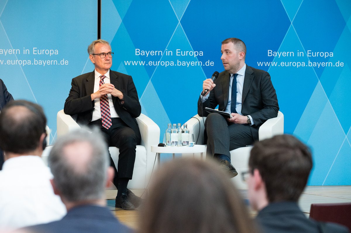 eu_local's tweet image. Wie gelingt die sozialverträgliche Sanierung von Gebäuden? Diese Leitfrage bestimmte die Diskussion in der bay. Vertretung zur Gebäudeenergieeffizienz-Richtlinie. Die #Kommunen benötigen ausreichend Handlungsspielraum, um vor Ort die besten Lösungen umsetzen zu können! 🇪🇺 #EPBD