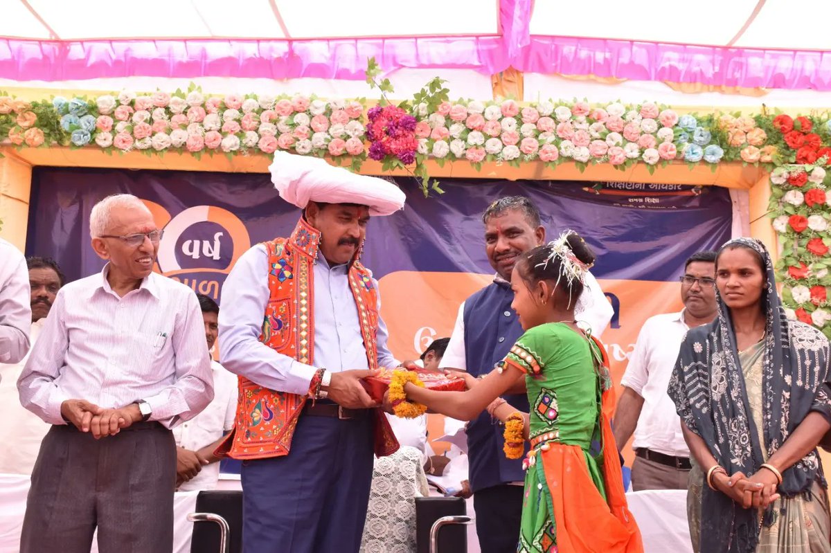 kuberdindor's tweet photo. "શાળા પ્રવેશોત્સવ થકી સ્વર્ણિમ બનશે આવતીકાલ"

રાજ્ય સરકાર દ્વારા શરૂ કરાયેલ કન્યા કેળવણી મહોત્સવ અને શાળા પ્રવેશોત્સવ - ૨૦૨૩ કાર્યક્રમ અંતર્ગત ગરબાડા કુમાર પ્રા. શાળા ખાતે બાળકોને કુમકુમ તિલક, રમકડાંની કીટ, ભેટ આપી હર્ષોઉલ્લાસ સાથે પ્રવેશ કરાવ્યો.(1/2)
#શાળાપ્રવેશોત્સવ https://t.co/gsEuUMCS6M
