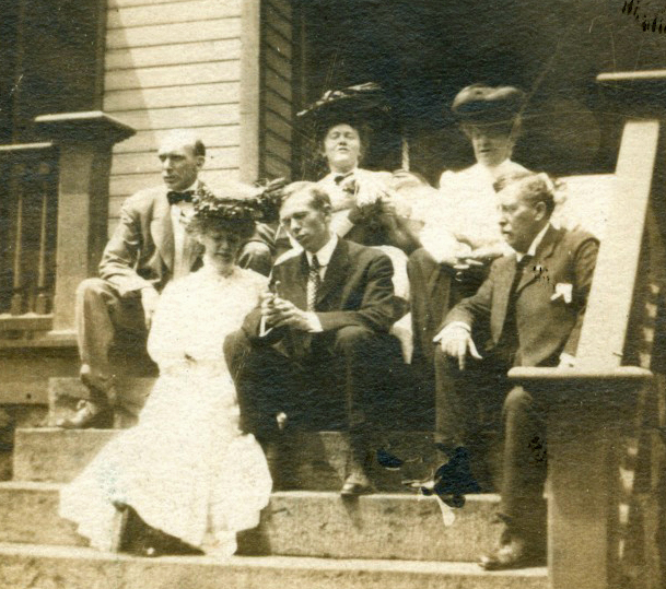 #MondayMemories
The Marshall family, summer 1907, on a break from @FortLeavenworth.
l to r: brother Stuart, Lily, George, sister Marie, mother Laura, father George, Sr.
This is the last family photo I have, as George Sr. died two years later.
#MarshallFoundationLibrary