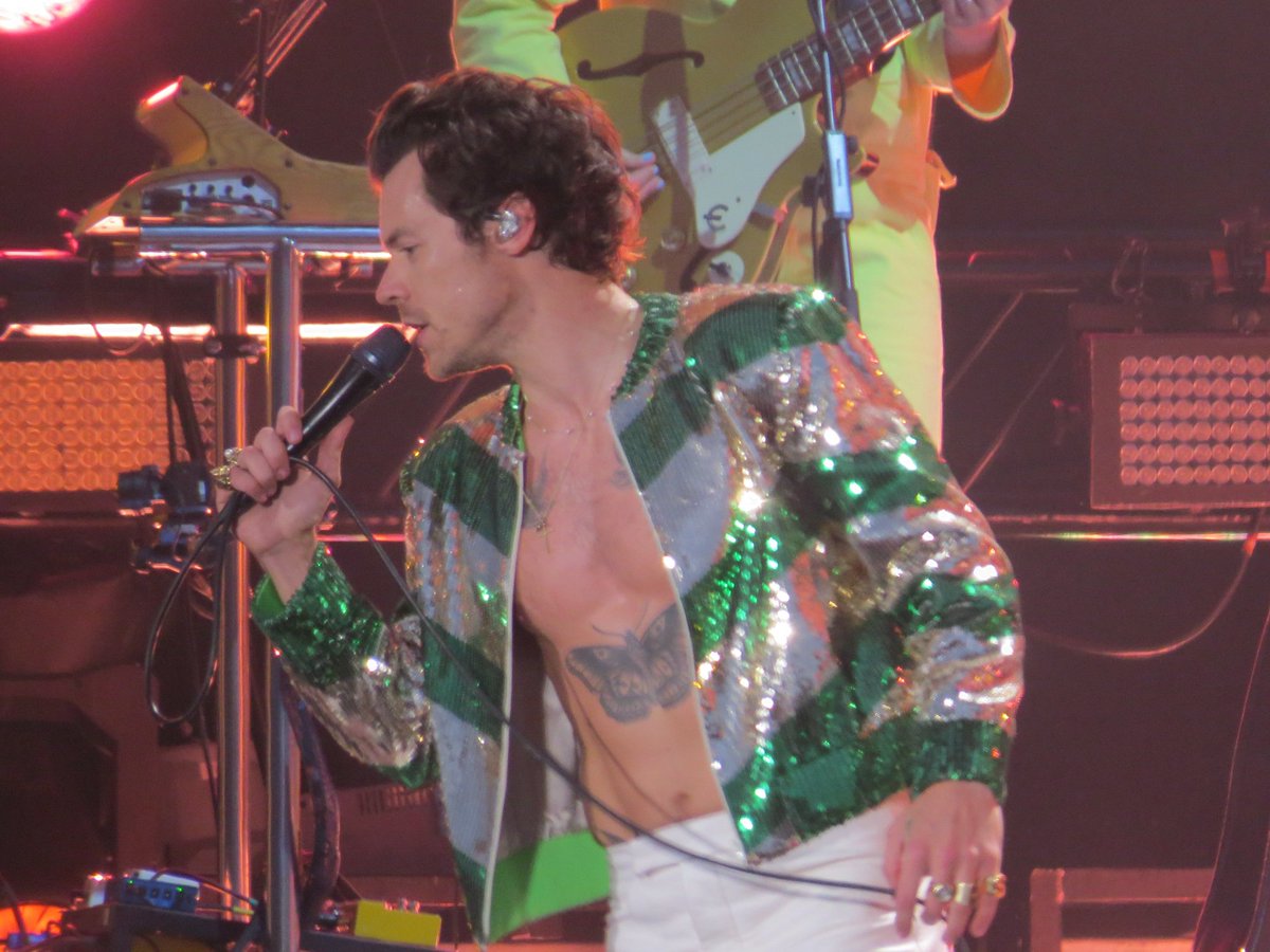 lomlxlt28's tweet photo. au larry

Donde H detiene a su equipo en el medio de la nada de camino a su concierto en Slane Castle pq tiene ganas de ir al baño

O donde L se muda al medio de la nada porque está harto de la ciudad y de la gente, pero un loquito aparece en su propiedad queriendo mear un árbol https://t.co/QjXY0smmeE