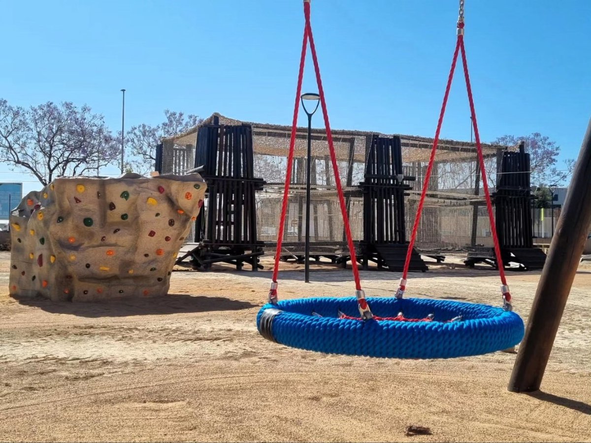 Bloque de #fibra realizado en el nuevo parque multiaventura de #Massanassa para que puedan disfrutar pequeños y grandes #escalando nuestra estructura similar a la #roca natural😊🧗‍♂️🏔💪