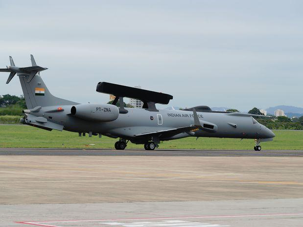 DefenseLrca's tweet photo. Força Aérea Indiana pressiona por mais seis aeronaves de alerta antecipado Netra AEW&C baseados na plataforma do jato Embraer ERJ-145, além das três que já possui
#Embraer #ERJ145 #embr3 #AlertaAntecipado #AEWeC #India #MakeInIndia
https://t.co/XIM2yXjLxG https://t.co/wb2BptxdYt