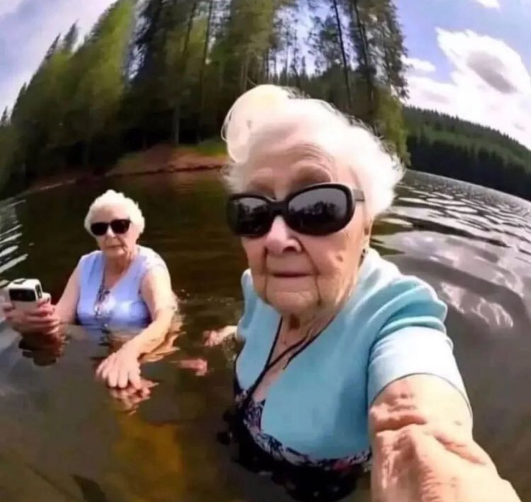 luuciatombillaa's tweet photo. mi amiga y yo haciendo un 05 en el 2085 https://t.co/0y46ioGcU6