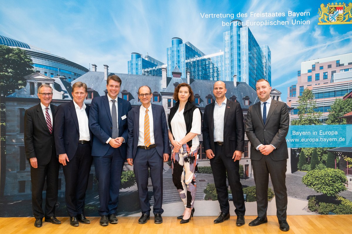 eu_local's tweet image. Wie gelingt die sozialverträgliche Sanierung von Gebäuden? Diese Leitfrage bestimmte die Diskussion in der bay. Vertretung zur Gebäudeenergieeffizienz-Richtlinie. Die #Kommunen benötigen ausreichend Handlungsspielraum, um vor Ort die besten Lösungen umsetzen zu können! 🇪🇺 #EPBD