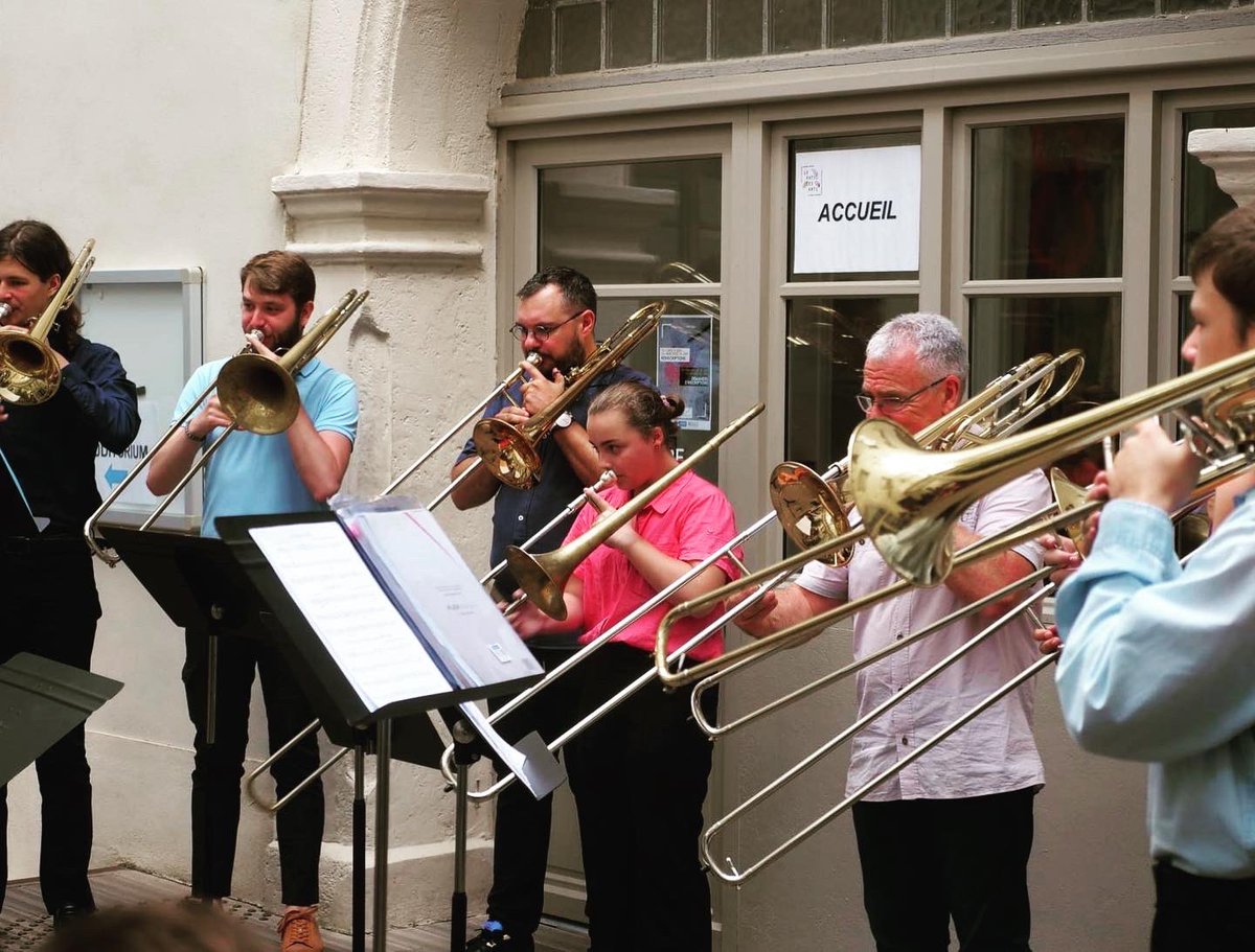 LocalBrassParis's tweet photo. Souvenir d’une journée cuivrée à Narbonne😊🎶
Bravo aux élèves et aux professeurs !👏 https://t.co/dvQ4HYXkM7