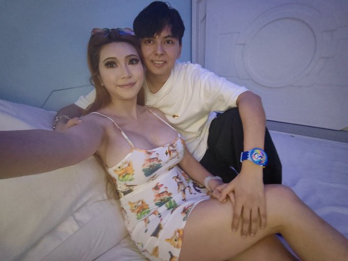 Just two frugal gal pals sharing a capsule sleeping pod for a mid-afternoon nap😴 https://t.co/M6EaED<a href="/tag/nationalboobday"class="tags"><span>#nationalboobday</span></a>