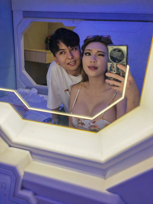 Just two frugal gal pals sharing a capsule sleeping pod for a mid-afternoon nap😴 https://t.co/M6EaED<a href="/tag/nationalboobday"class="tags"><span>#nationalboobday</span></a>