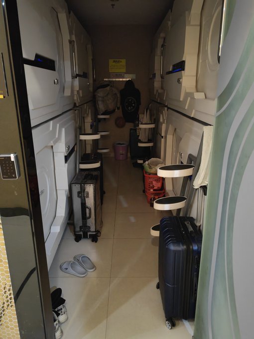 Just two frugal gal pals sharing a capsule sleeping pod for a mid-afternoon nap😴 https://t.co/M6EaED<a href="/tag/nationalboobday"class="tags"><span>#nationalboobday</span></a>