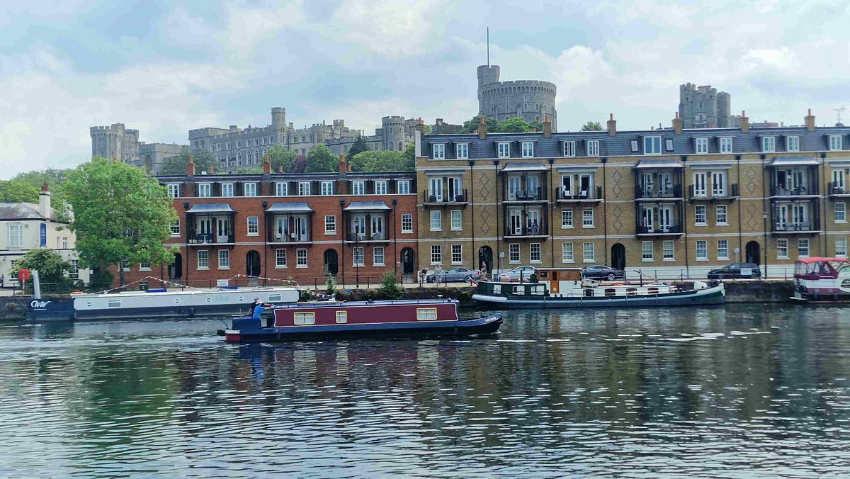 A bit of passing #boating this lunchtime  #Thames #Windsor #WindsorCastle