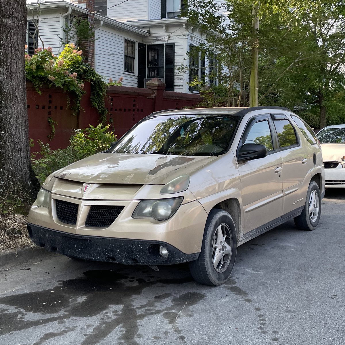 I’m happy to report the Aztek population is alive and well in New Bern, NC.

#carspotting #unlovedcars #pontiacaztek