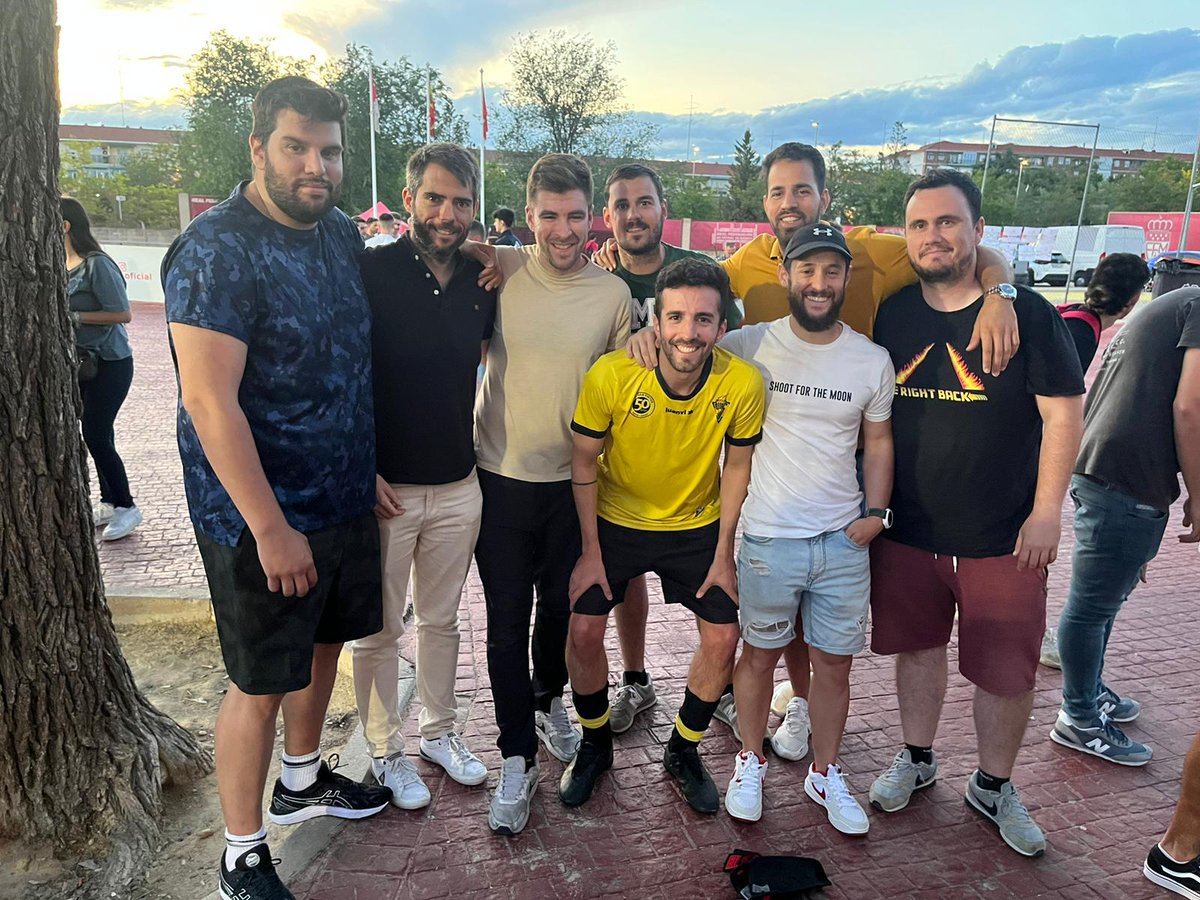 Ayer (con lo que parece ascenso incluido), colgó las botas <a href="/valdun24/">Miguel Valdunquillo</a>, el último de mis amigus que aún jugaba federado.
Respeto a sus aproximadamente veinticinco años de trayectoria y alegría por haberlos compartido con él.