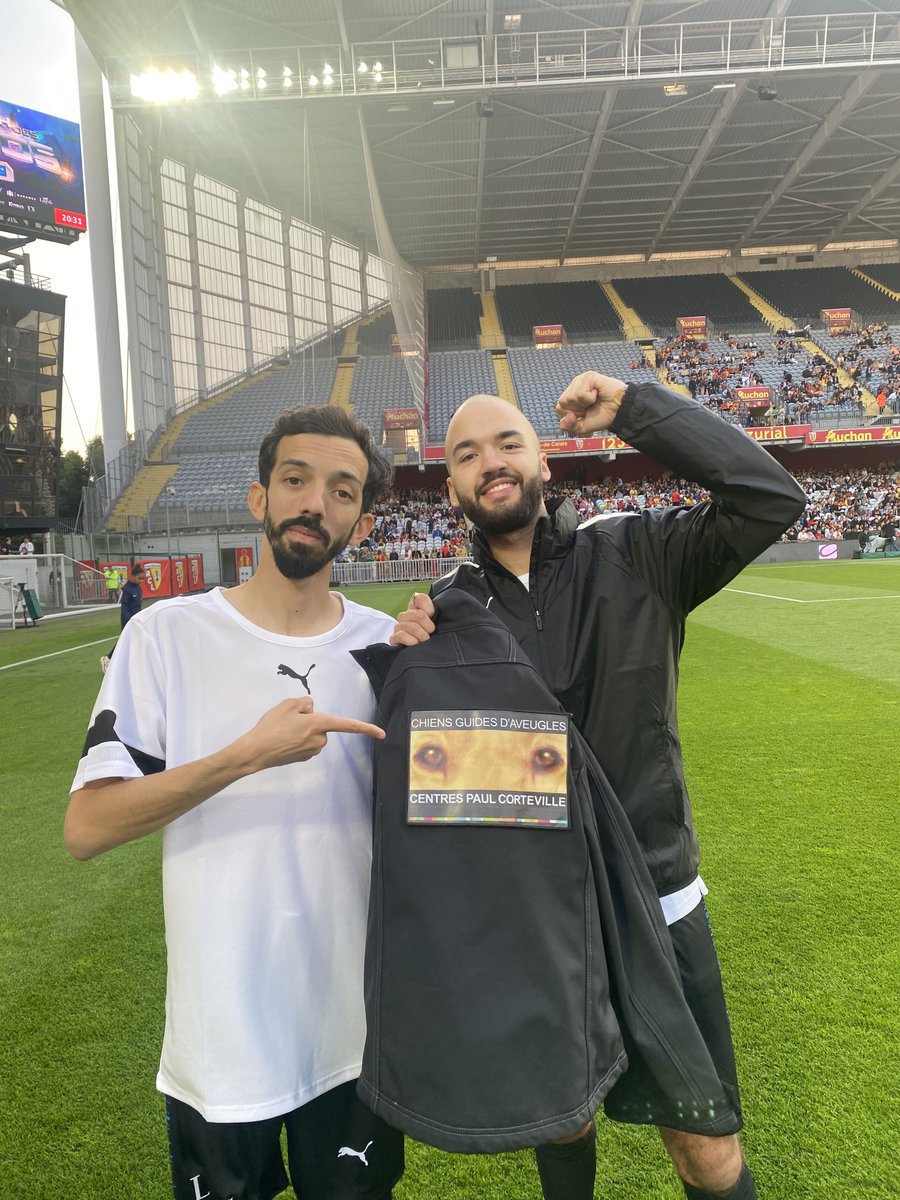 chienguide_nord's tweet photo. Retour sur le #MatchDesHeros qui opposé @UNICEF_france et le @RCLens des légendes✨
Merci @lavoixdunord pour ce moment exceptionnel 🥳 merci au public de #Lens pour cette #ambiance de folie et merci à #BigFloetOli et @Nicocaponne pour leur #soutien !

#association #chiensguides https://t.co/7ed9odohUV