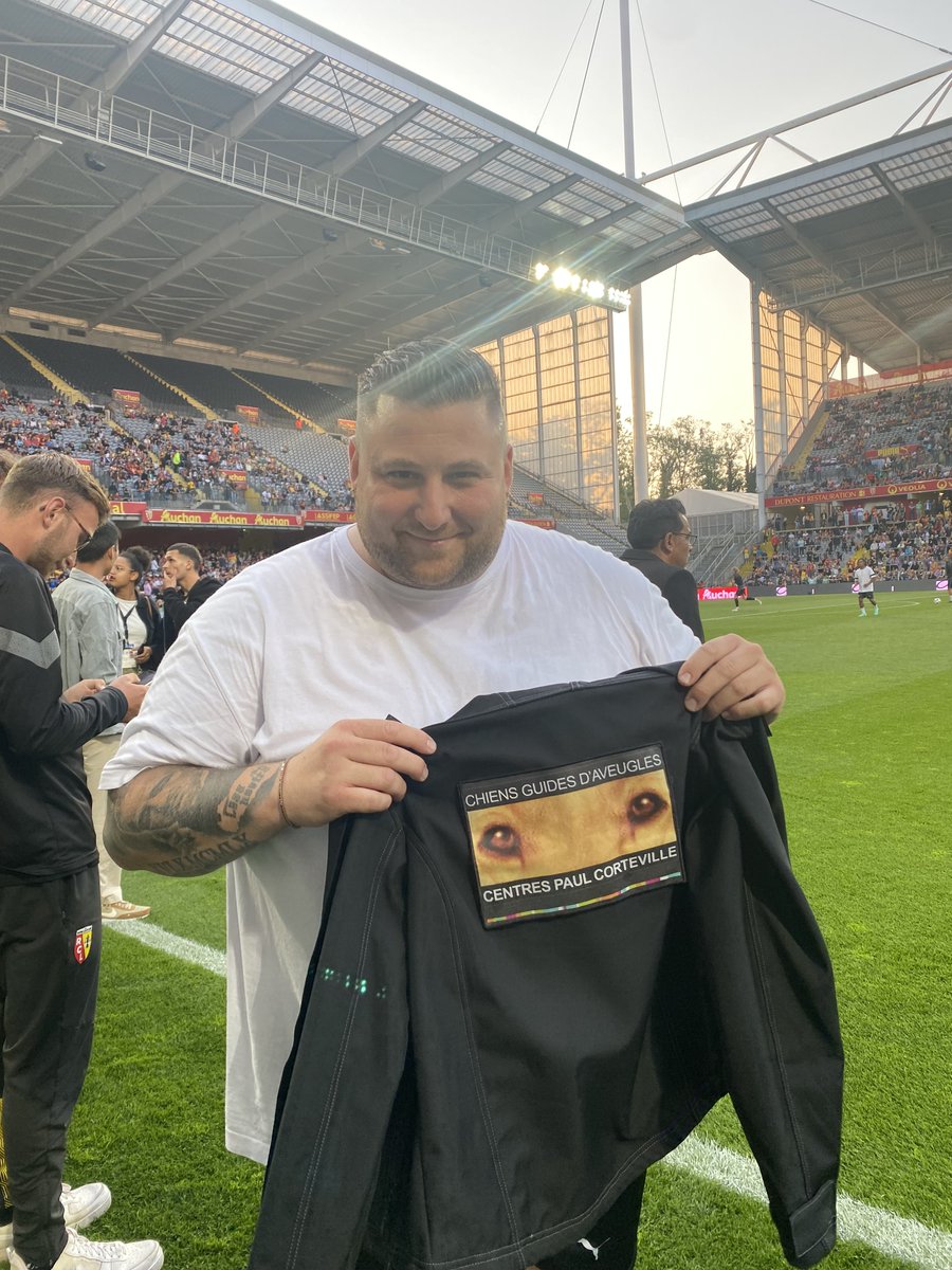 chienguide_nord's tweet photo. Retour sur le #MatchDesHeros qui opposé @UNICEF_france et le @RCLens des légendes✨
Merci @lavoixdunord pour ce moment exceptionnel 🥳 merci au public de #Lens pour cette #ambiance de folie et merci à #BigFloetOli et @Nicocaponne pour leur #soutien !

#association #chiensguides https://t.co/7ed9odohUV