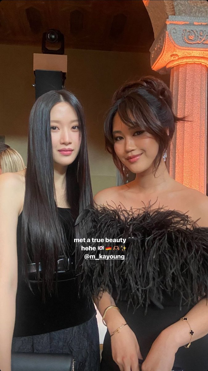 Mun Kayoung with Jihoon Kim (Fashion Influencer).
🔗 instagram.com/stories/jihoon…

#MunKaYoung #문가영 #MoonGaYoung