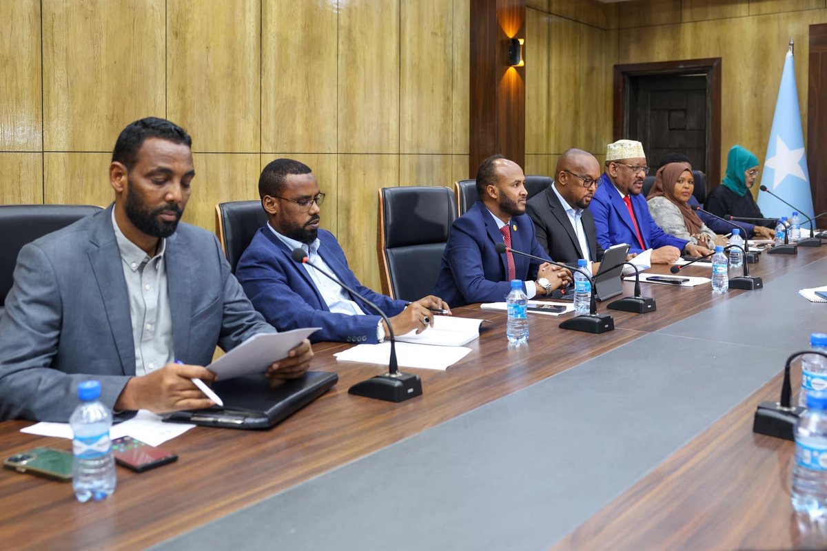Guddiga Joogtada ah ee <a href="/Golaha_shac_JFS/">Golaha Shacabka BJFS</a> ugu yeeray <a href="/SomaliPM/">OPM Somalia 🇸🇴</a>. 
Kulankan ayaa ajandihiisu ahaa su’aalo weydiinta <a href="/SomaliPM/">OPM Somalia 🇸🇴</a> , waxaana warbixin looga dhageystay  RW, Isla markaana waxa hoosta laga xariiqay wada-shaqeyn ku salaysan isqaddarin iyo isla-xisaabtan dhab ah.