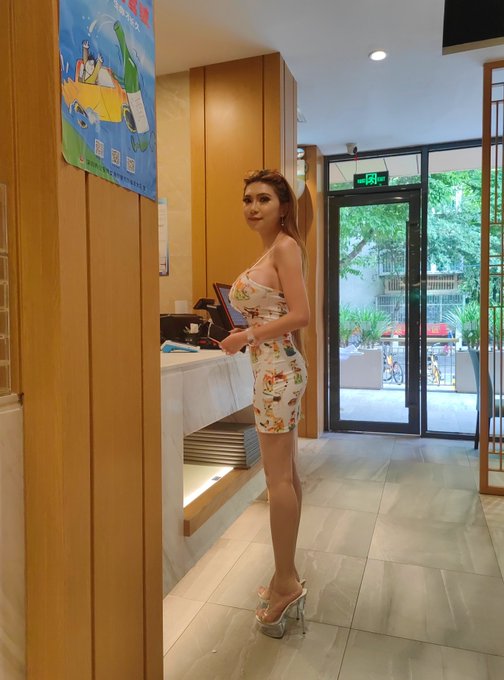 Just two frugal gal pals sharing a capsule sleeping pod for a mid-afternoon nap😴 https://t.co/M6EaED<a href="/tag/nationalboobday"class="tags"><span>#nationalboobday</span></a>