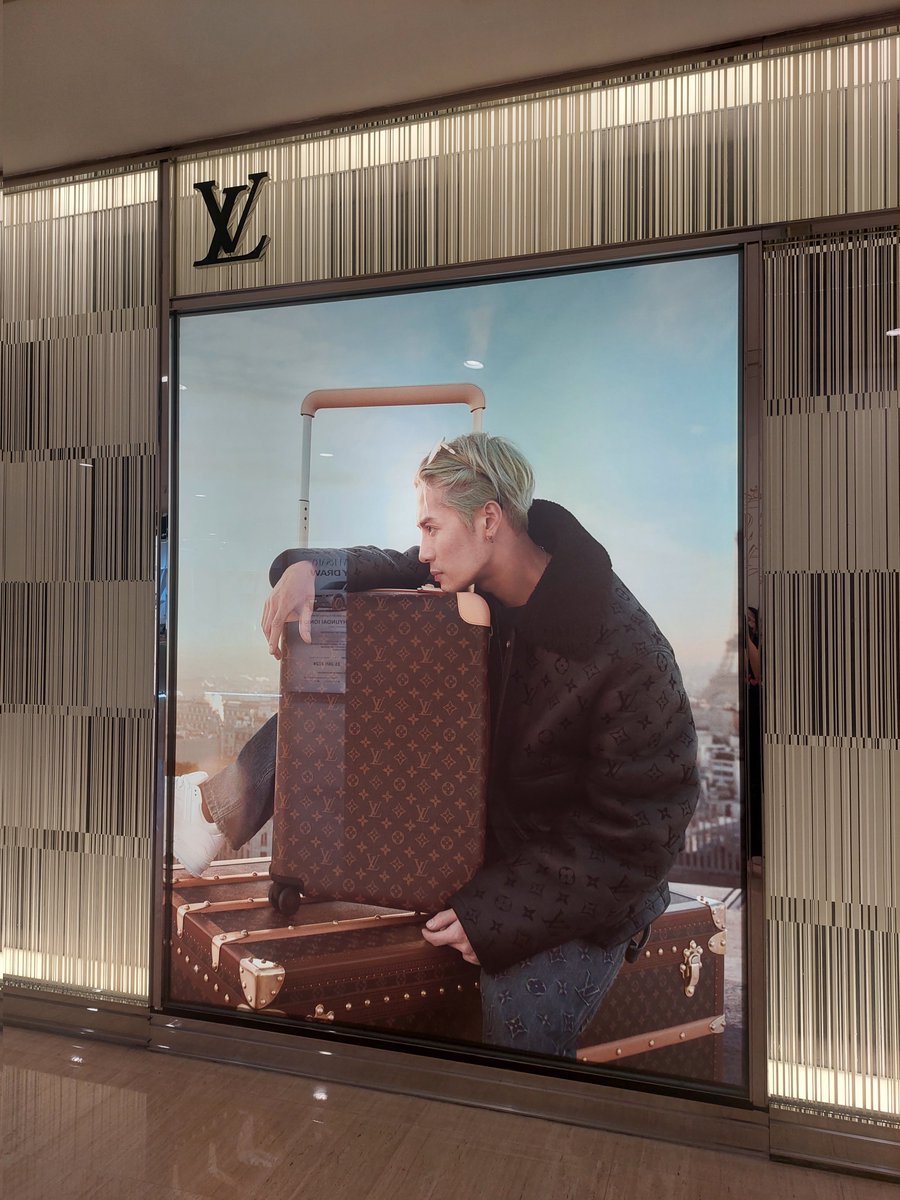 EASYEXPRESS0's tweet photo. i'm proud to see markson's campaign at malls located in the center of jakarta🥺💚

mark's CK campaign at grand indonesia
jackson's LV campaign at plaza indonesia https://t.co/E3ScarxZEo