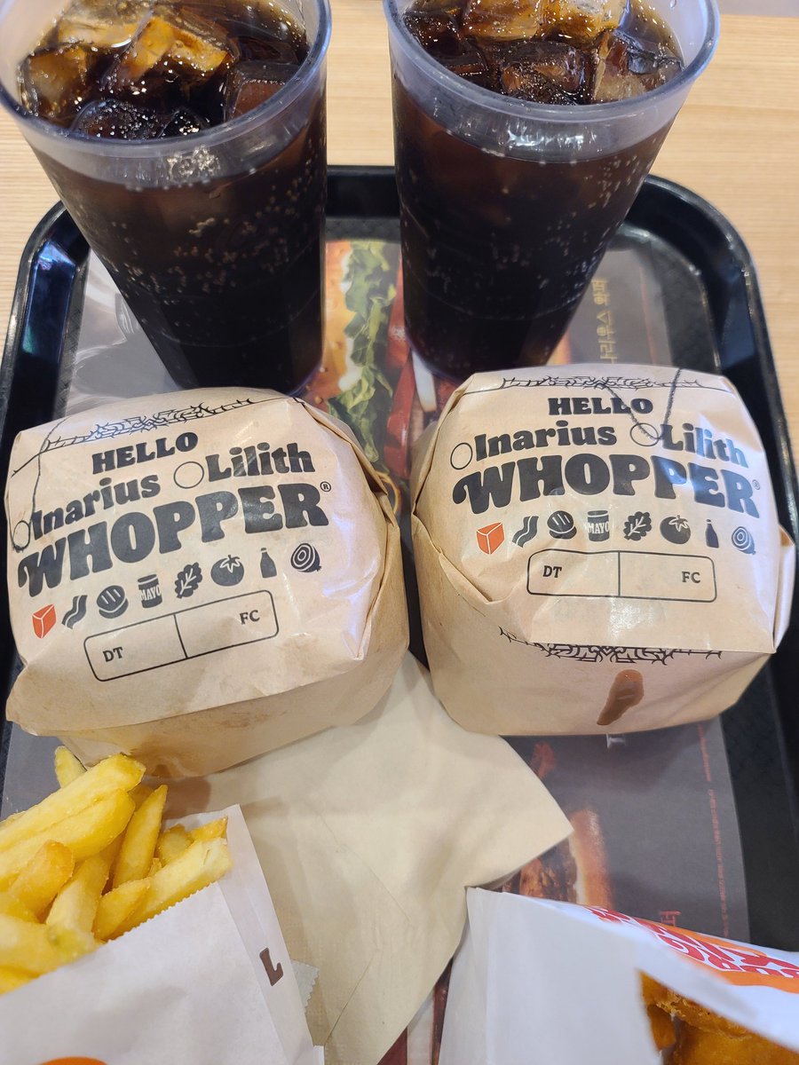 superkakung's tweet photo. ��거킹에서 엄마아빠버거 먹었음.
개인적으로 엄마가 만든 음식이 더 맛있음. https://t.co/RlPPmNl6EB
