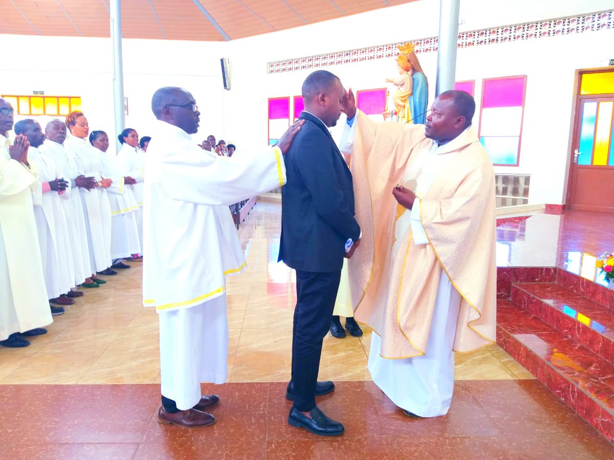 ParuwasiKIM's tweet photo. Kuri paruwasi Kimihurura ku Cyumweru cy'isakaramentu hatanzwe amasakaramentu k'umukristu mushya ndetse abakristu bakora umutambagiro mutagatifu
#saintsacrement
#BUA
#Donbosco https://t.co/7JAykCYLnj