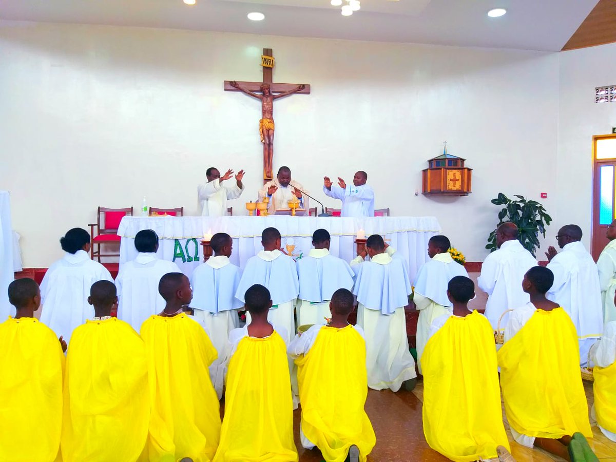 ParuwasiKIM's tweet photo. Kuri paruwasi Kimihurura ku Cyumweru cy'isakaramentu hatanzwe amasakaramentu k'umukristu mushya ndetse abakristu bakora umutambagiro mutagatifu
#saintsacrement
#BUA
#Donbosco https://t.co/7JAykCYLnj