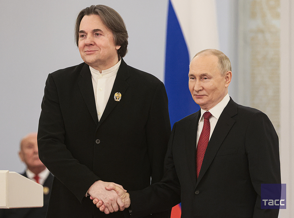 Путин с дворцом