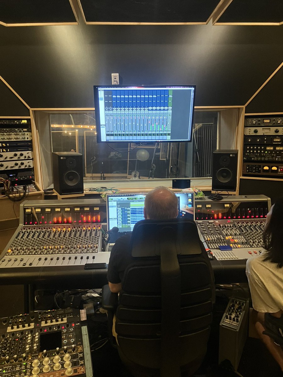halcyonbas's tweet photo. 10 Microphones (Set of 5 Pairs)
for Acoustic Guitar Recording through
Neve console. #็กๅพๆ
ไบ #andybaker https://t.co/yMZ5lsj6go