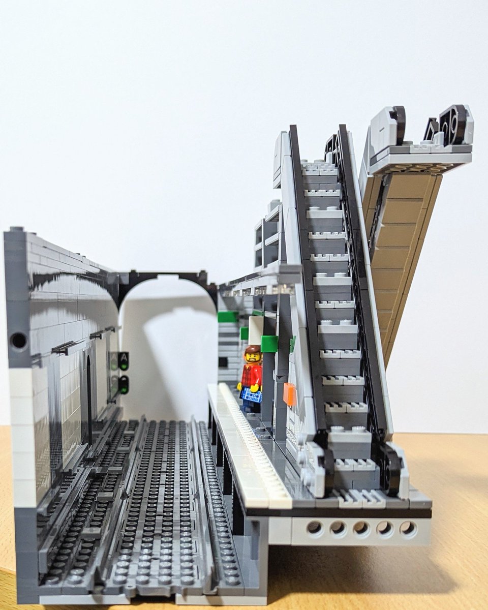 Criga_88's tweet photo. Details are done for Town Hall platform 6, most of which won't be visible when the station is placed under the city tables
#LEGO #City #Studney #MOC #WIP https://t.co/E4zSti1d4d