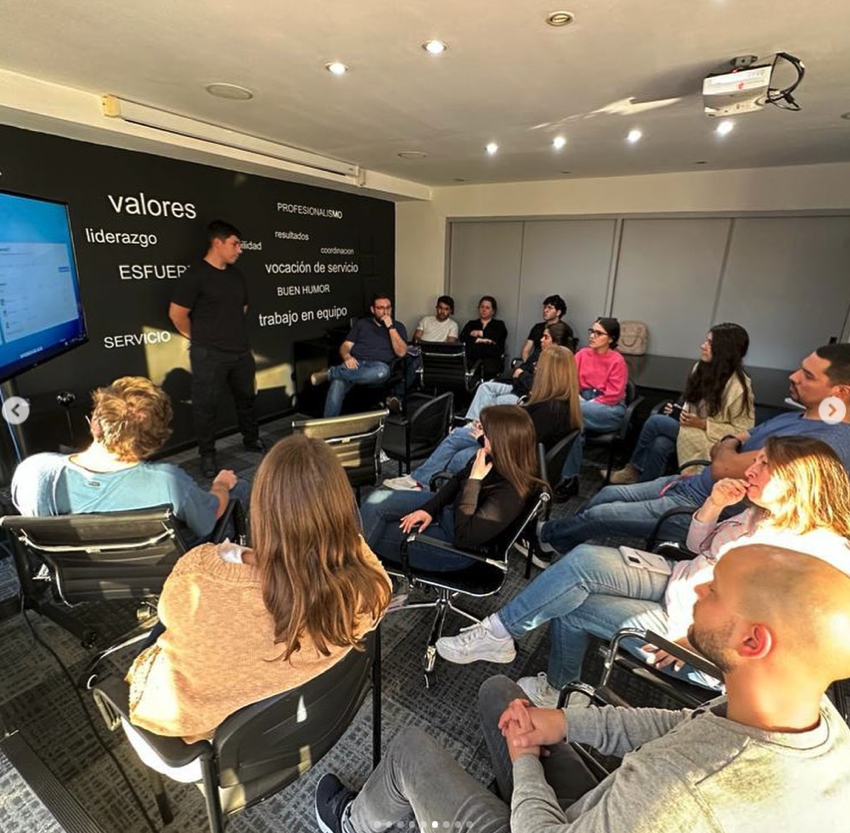 El pasado viernes llevamos a cabo nuestra primera #ITSessiony además de brindarle tiempo y dedicación a la jornada de #capacitación… ¡decidimos deleitarnos con churros de primera en la #oficina! 🤭