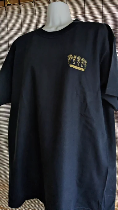 LiPPS音頭のTシャツ届いた! 良い感じにオレンジ色の印刷が金箔に見えてます。7.1オンスでも裏起毛ではないからそんなに厚い感じではないですね。ストックが4着あるので欲しい人いたらあげます(公式ライブグッズを買った人に限ります)。Lサイズです。