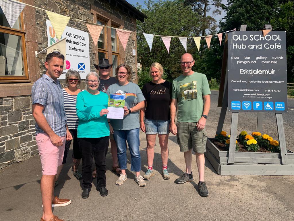 On behalf of Ward Members, our Local Ward Officer was delighted to present community volunteers @EskHubCaf with a certificate for their involvement in the @KSBScotland @dgcouncil Spring Clean campaign! Well done and thank you 👏