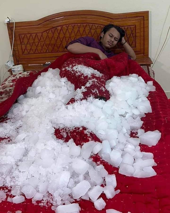 Shahil128's tweet photo. गर्मी ज्यादा पड़ रही हैं इसलिए देशी जुगाड़ किया हैं बन्दे ने ...🤣🤣 https://t.co/6ZI85tqVDv
