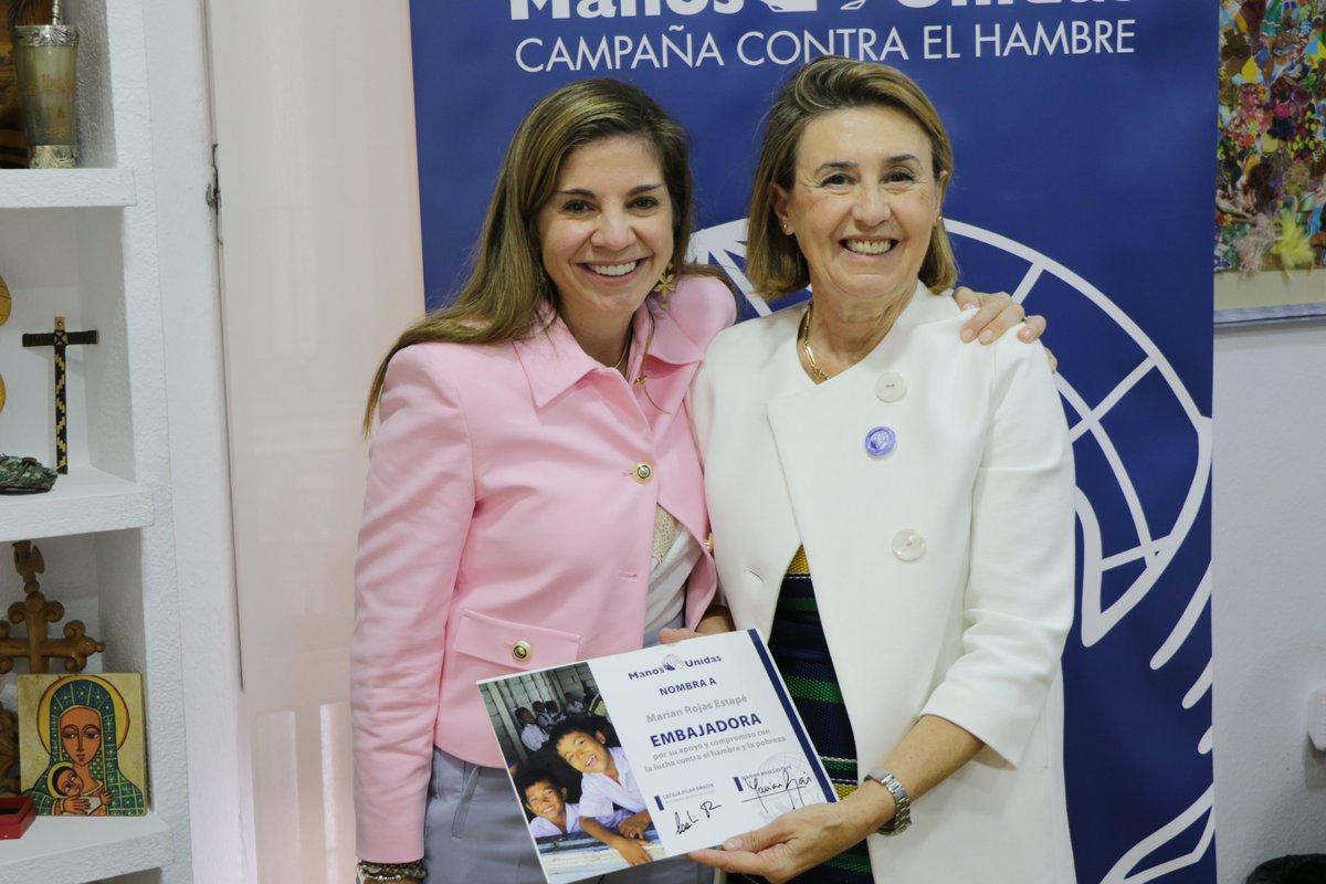 ManosUnidasONGD's tweet photo. ➡ Esta mañana, Cecilia Pilar, nuestra Presidenta ha nombrado embajadora de Manos Unidas a Marian Rojas Estapé, reconocida psiquiatra y escritora.

🔹 «Para mí es un honor que Manos Unidas haya pensado en mí para ser embajadora» ha señalado Rojas Estapé tras el nombramiento. https://t.co/O3Qi6t7SJ8