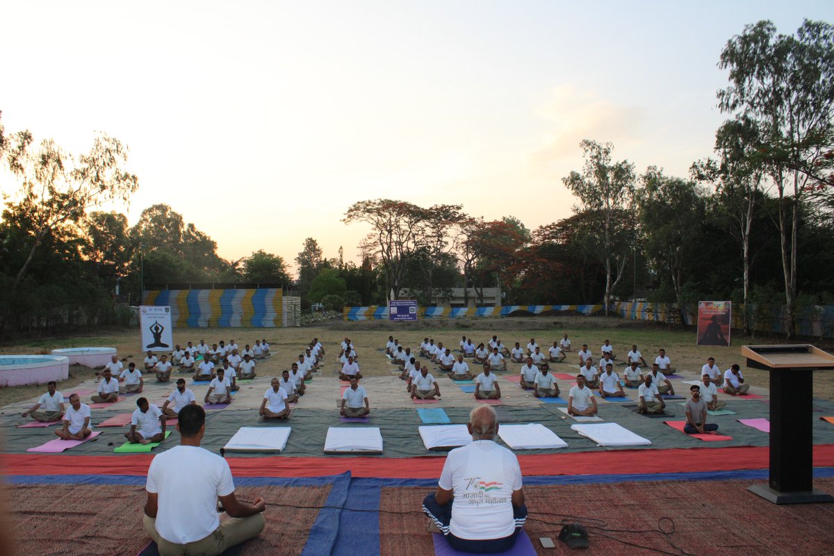 BSF_CSWT's tweet photo. In the series of events to Mark the 9th International Yoga Day on 21st June https://t.co/fDUZroBhcH on 12th June 2023 #CSWT BSF INDORE has organised a lecture on "Yoga and its Importance" for troops followed by yoga
practice.
@BSF_India 
@BSFACYTEKANPUR 
@iyd21june https://t.co/T5lCtx9tWC
