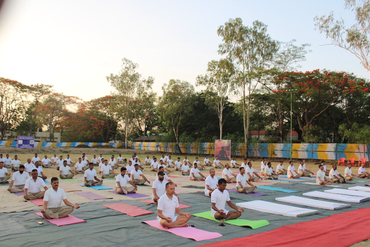 BSF_CSWT's tweet photo. In the series of events to Mark the 9th International Yoga Day on 21st June https://t.co/fDUZroBhcH on 12th June 2023 #CSWT BSF INDORE has organised a lecture on "Yoga and its Importance" for troops followed by yoga
practice.
@BSF_India 
@BSFACYTEKANPUR 
@iyd21june https://t.co/T5lCtx9tWC