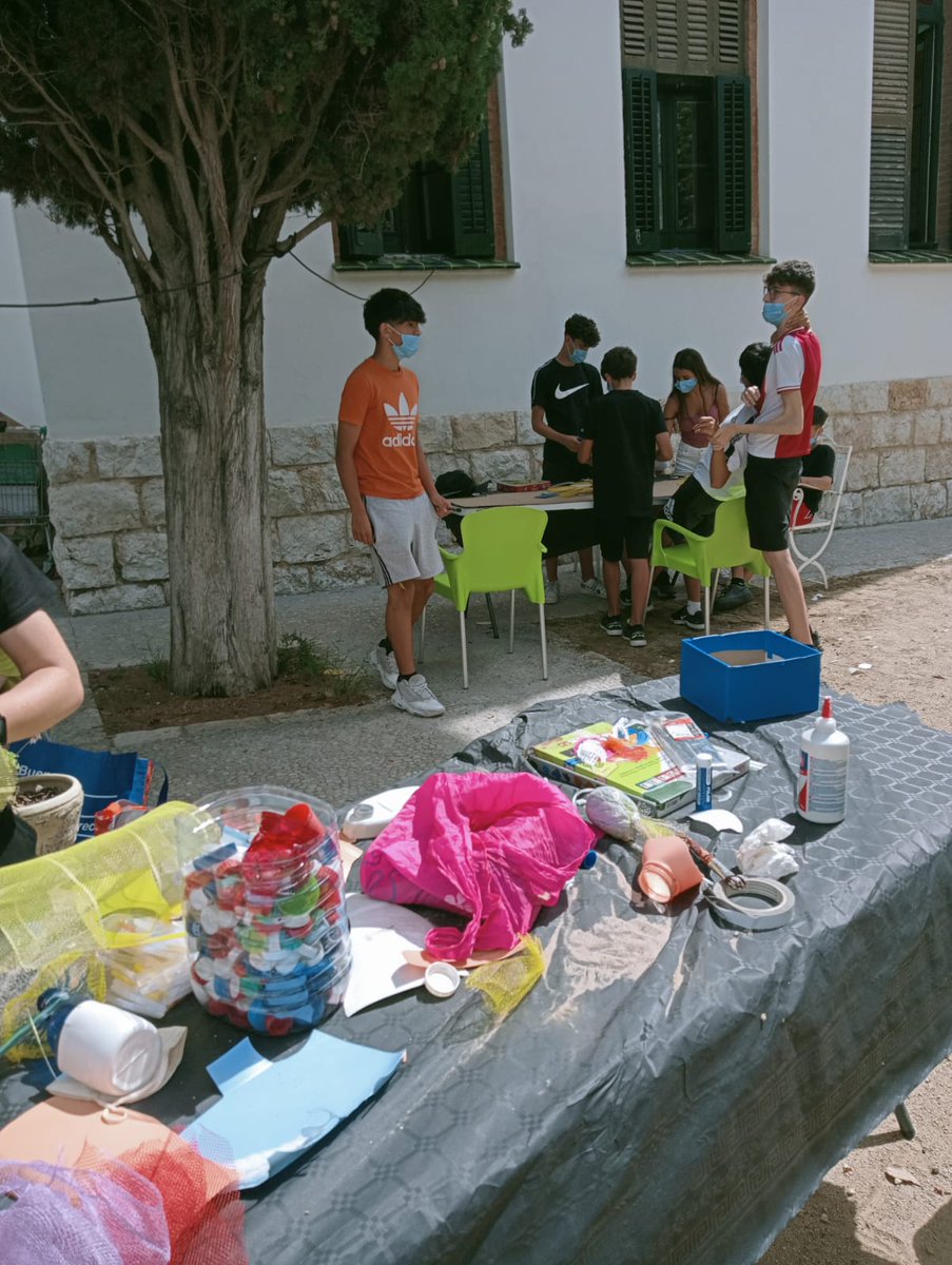 HospitalSitges's tweet photo. 💚 Aquest matí alguns alumnes de l’Escola Pia han pogut gaudir del taller Sitges ReciclArt Festival al jardí de l’Hospital de Sitges.
Han pogut jugar, aprendre i compartir tots plegats.♻️
#Sitges #EnvellimentActiu #ReciclArt https://t.co/svhcDc4qa1