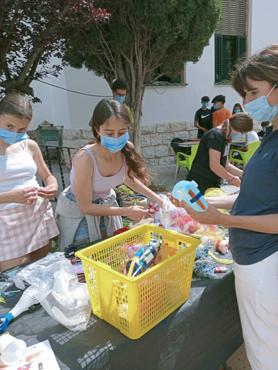 HospitalSitges's tweet photo. 💚 Aquest matí alguns alumnes de l’Escola Pia han pogut gaudir del taller Sitges ReciclArt Festival al jardí de l’Hospital de Sitges.
Han pogut jugar, aprendre i compartir tots plegats.♻️
#Sitges #EnvellimentActiu #ReciclArt https://t.co/svhcDc4qa1