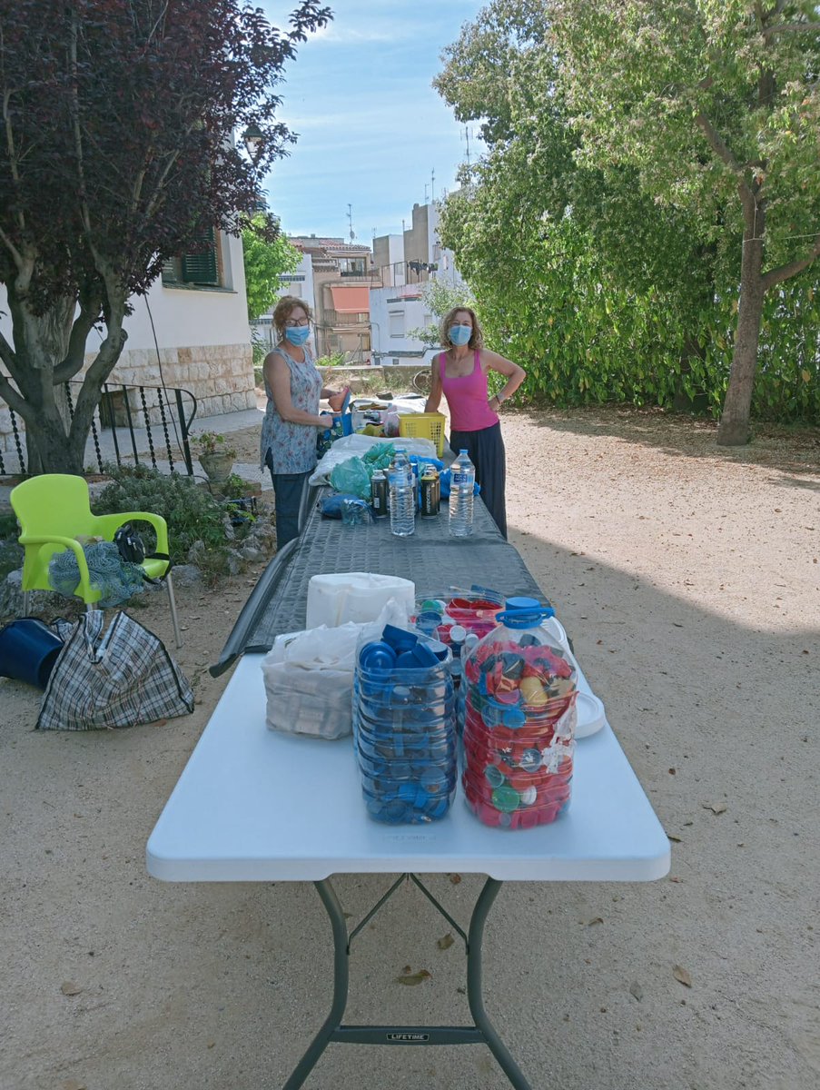 HospitalSitges's tweet photo. 💚 Aquest matí alguns alumnes de l’Escola Pia han pogut gaudir del taller Sitges ReciclArt Festival al jardí de l’Hospital de Sitges.
Han pogut jugar, aprendre i compartir tots plegats.♻️
#Sitges #EnvellimentActiu #ReciclArt https://t.co/svhcDc4qa1