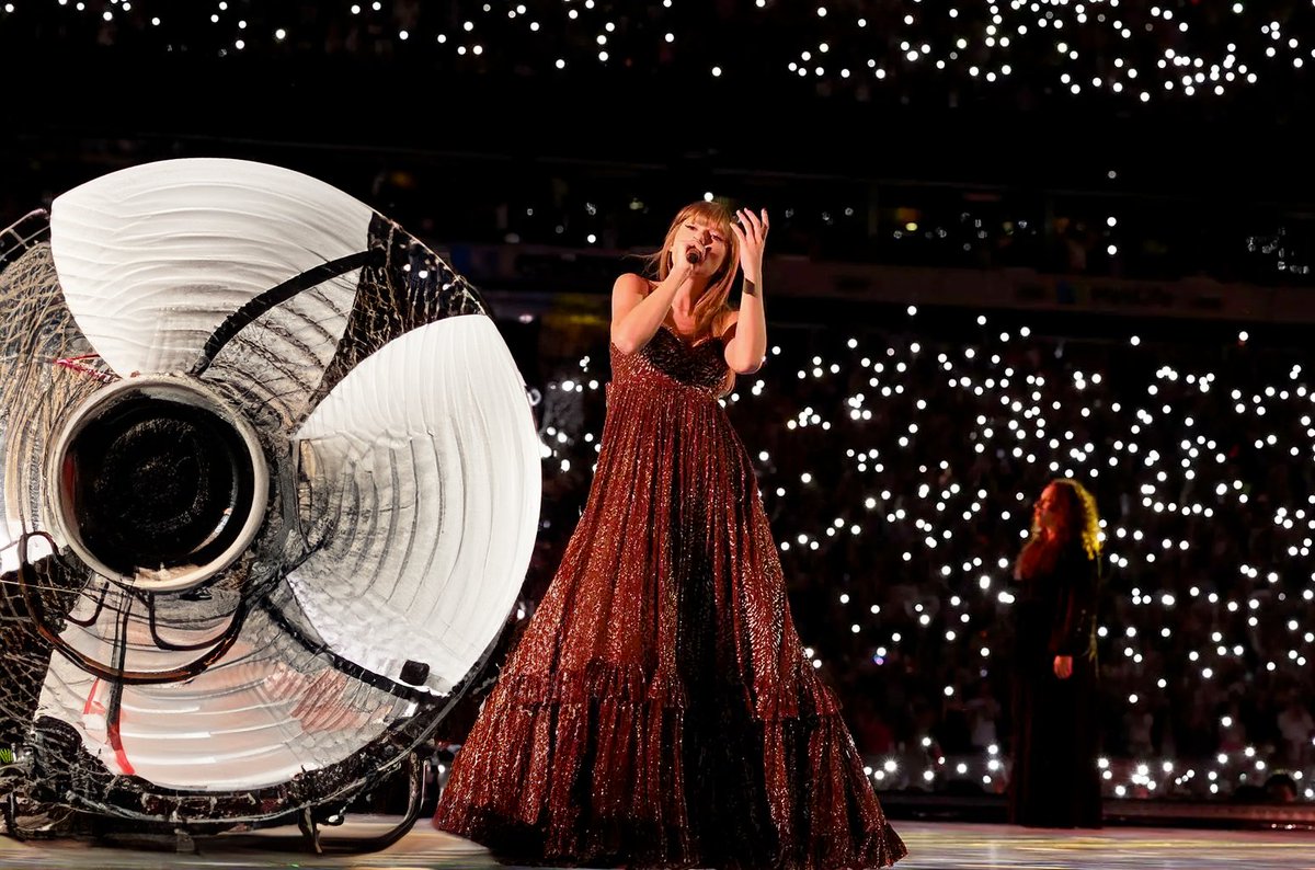TVGrandeSul's tweet photo. Taylor Swift confirma instalação de mega-ventilador que atira bosta no público: "Vou cagar muito nos meus fãs brasileiros" https://t.co/1CnJl9I0pg