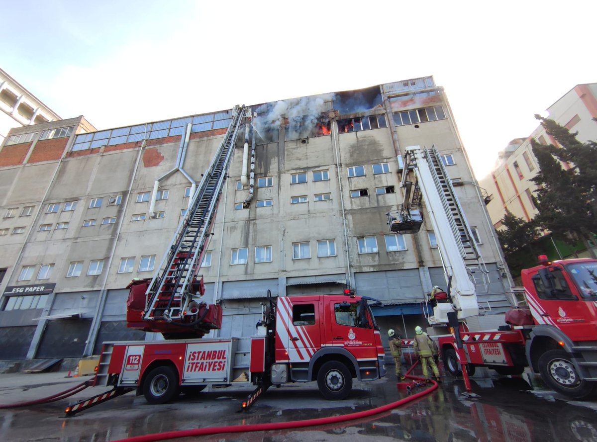 Sn Valim

Başakşehir Eski Turgut Özal Caddesindeki 4 katlı işyerinde çıkan yangına ekiplerin ilk ulaştığı anda yangın bu şekildeydi. 

@gul_davut