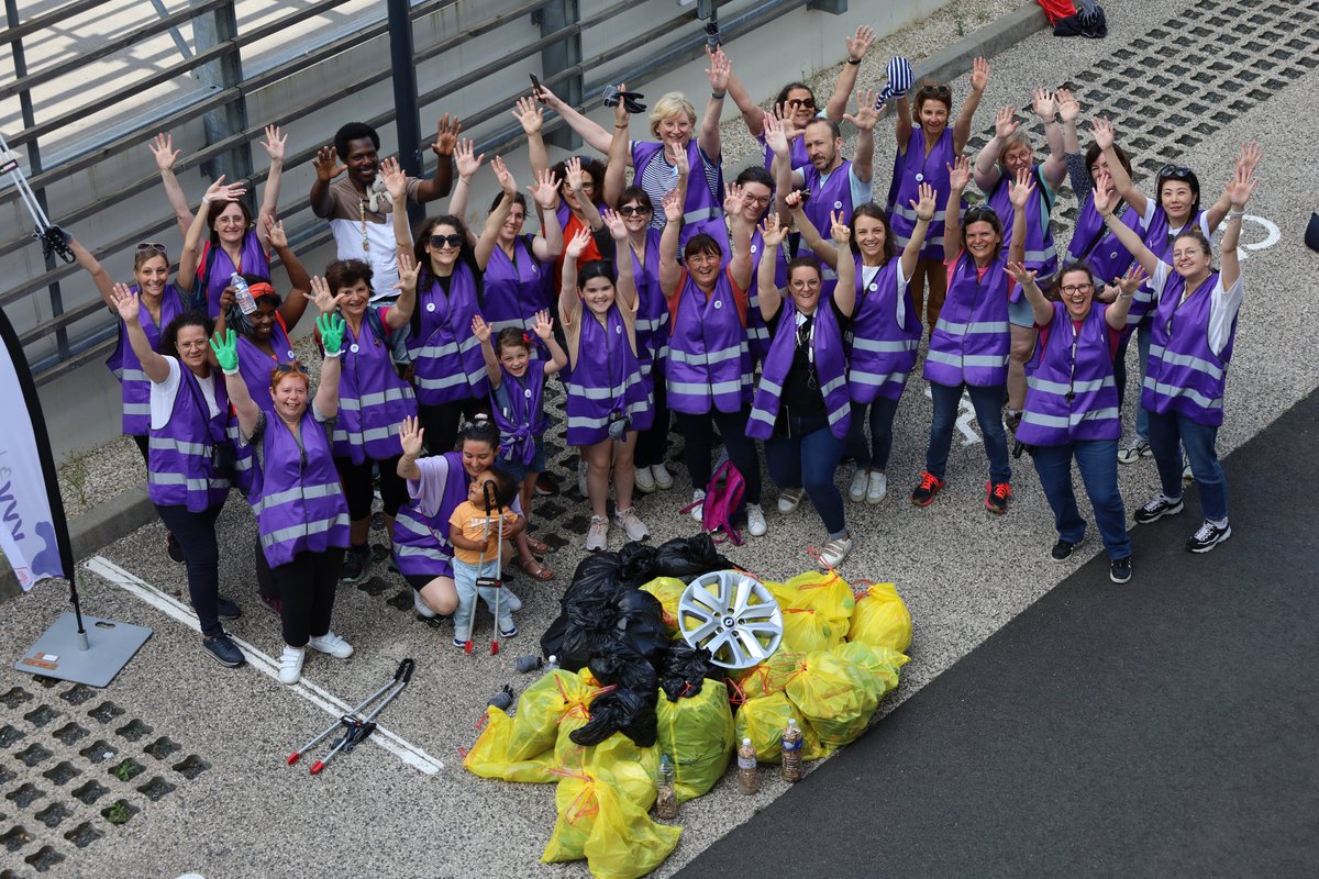VYV³ Centre-Val de Loire (@vyv3cvl) on Twitter photo Clean walk : 45 kg de déchets ramassés !
Plus d'une trentaine de nos collègues se sont retrouvés hier à Tours et Orléans pour participer à une action citoyenne de ramassage de détritus.
Félicitations à eux pour leur participation dans la bonne humeur ! Clean walk : 45 kg de déchets ramassés !
Plus d'une trentaine de nos collègues se sont retrouvés hier à Tours et Orléans pour participer à une action citoyenne de ramassage de détritus.
Félicitations à eux pour leur participation dans la bonne humeur !