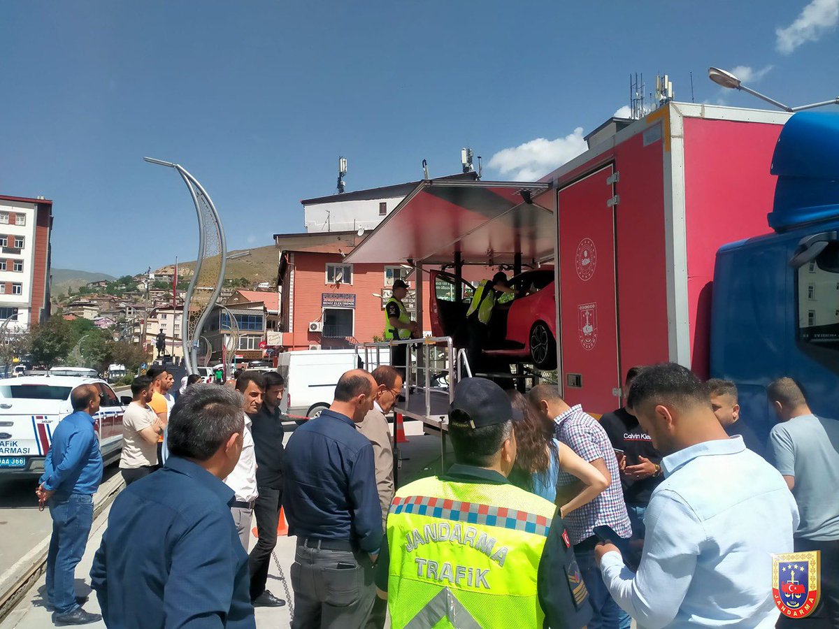 Mobil Trafik Eğitim Tırı ve Emniyet Kemeri Simülasyon Aracı ile öğrenci kardeşlerimize ve diğer yol kullanıcılarına uygulamalı trafik güvenliği eğitimi verilmiştir.
📍Hakkari
#Jandarma
#Jandarma184Yaşında