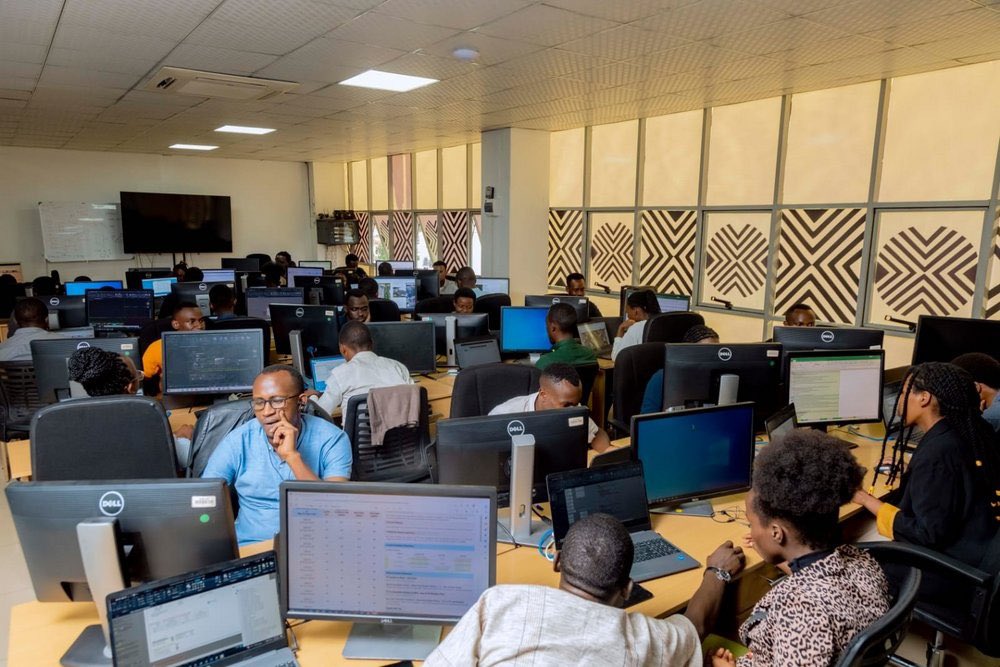 IGIHE's tweet photo. Abenjeniyeri b'Abanyarwanda bakorana na Mighty Engineering Co. bakuriwe ingofero nyuma yo kwerekana ubumenyi bafite mu gukora inyigo 'design' zifashishwa n'ibigo bikomeye bishyira imirasire y’izuba ku nyubako z’ubucuruzi n’izo guturamo muri Leta zitandukanye muri Amerika.

https://t.co/OA5BrB8gIl