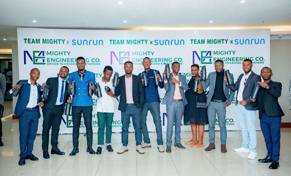 IGIHE's tweet photo. Abenjeniyeri b'Abanyarwanda bakorana na Mighty Engineering Co. bakuriwe ingofero nyuma yo kwerekana ubumenyi bafite mu gukora inyigo 'design' zifashishwa n'ibigo bikomeye bishyira imirasire y’izuba ku nyubako z’ubucuruzi n’izo guturamo muri Leta zitandukanye muri Amerika.

https://t.co/OA5BrB8gIl