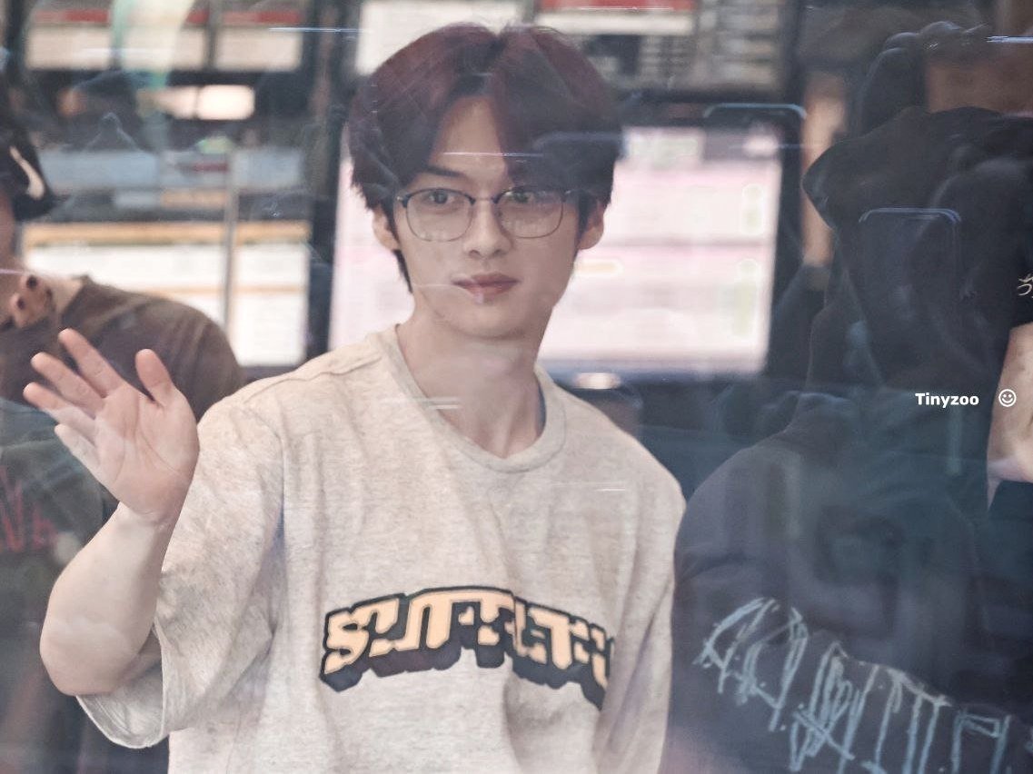 my_lovely_louis's tweet photo. #minsung мини ау, где минхо учится на факультете хореографии и сходит с ума из-за летней сессии, а джисон местный рэпер с первого курса композиторского, который в него влюблен. https://t.co/rkCaimwVie