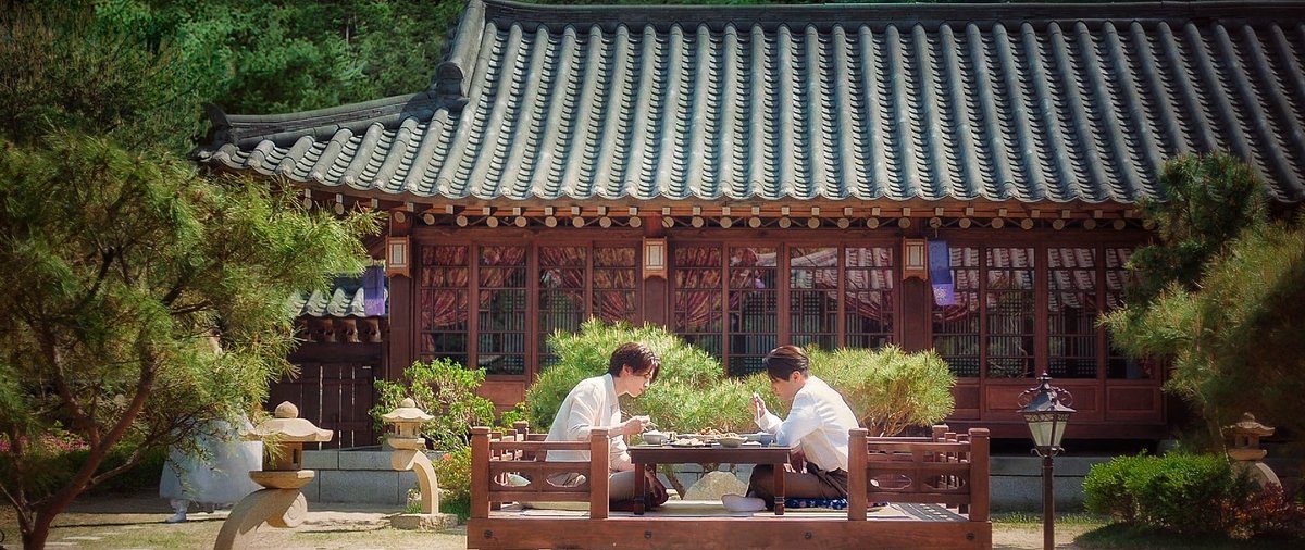 Might be a small thing but still it was heartwarming to see Yeon and Rang having meals together🥺🧡

#TaleOfTheNineTailed1938Ep12 
#TaleOfTheNineTailed1938 #KimBeom
#KimBum #LeeDongWook