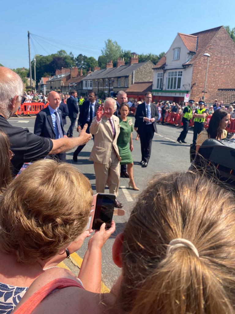 cedarbarn's tweet photo. Pickering had a very important visitor this sunny morning. π
Head Chef Mike, girlfriend Sarah and daughter Dottie went along to see King Charles along with Assistant Cafe Manager Lindsey and daughter Grace.
#GoPickering https://t.co/UG2dXBGCLo