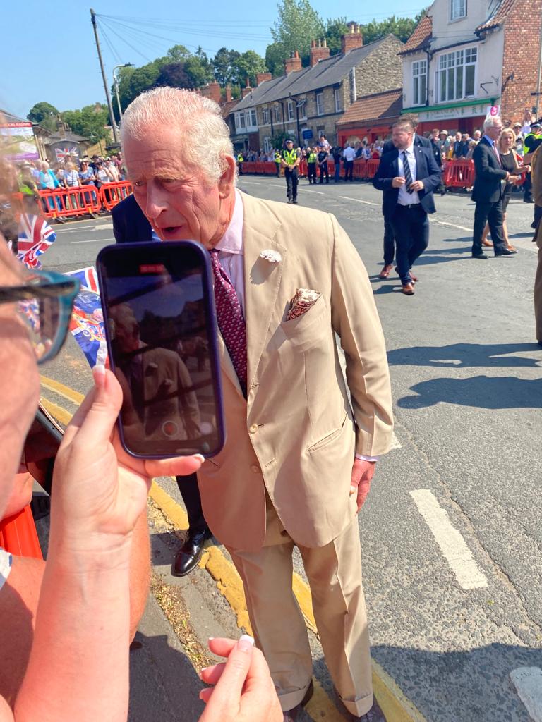 cedarbarn's tweet photo. Pickering had a very important visitor this sunny morning. π
Head Chef Mike, girlfriend Sarah and daughter Dottie went along to see King Charles along with Assistant Cafe Manager Lindsey and daughter Grace.
#GoPickering https://t.co/UG2dXBGCLo