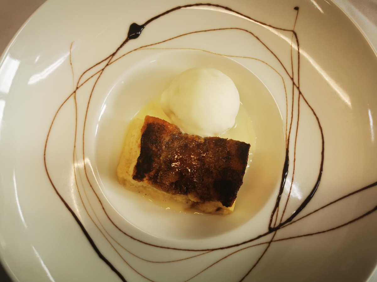 Mires por donde lo mires no te podrás resistir a "Nuestro lado más dulce",  te dejará sin palabras.

- Cañitas rellenas de nata y lemon pie con azúcar glass
- Briochelle caramelizado con helado de vainilla con crujiente de chocolate blanco  🤫

¿Reservamos? ☎ 986 511 507